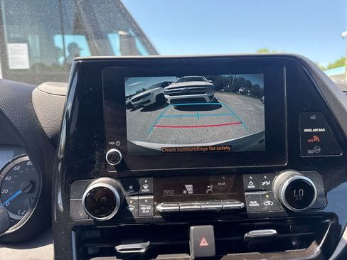 Used 2023 Toyota Highlander LE image 19