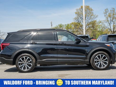 Used 2023 Ford Explorer ST-Line w/ Class IV Trailer Tow Package AWD/4WD image 3
