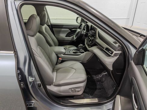 Used 2023 Toyota Highlander XLE AWD/4WD image 27