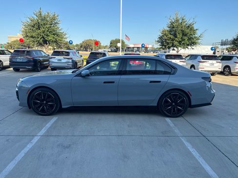 Used 2023 BMW i7 xDrive60 AWD/4WD image 3