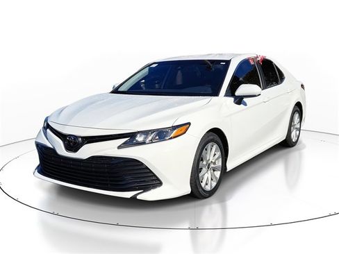 Used 2020 Toyota Camry LE image 3