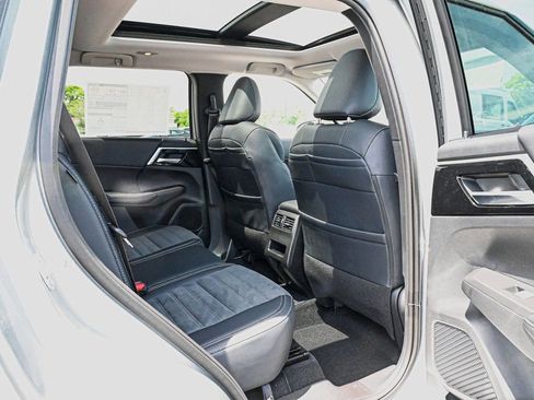 New 2024 Mitsubishi Outlander SE image 38