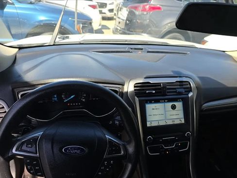 Used 2017 Ford Fusion SE w/ Fusion SE Technology Package FWD image 4