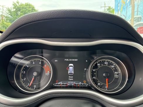 Used 2017 Jeep Cherokee Limited w/ Luxury Group AWD/4WD image 18