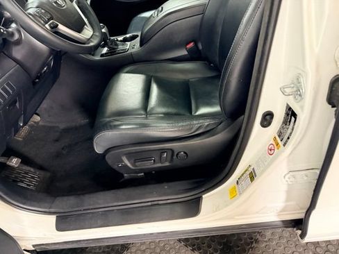Used 2016 Toyota Highlander XLE AWD/4WD image 18