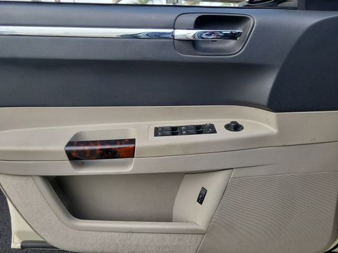 Used 2006 Chrysler 300 C image 18