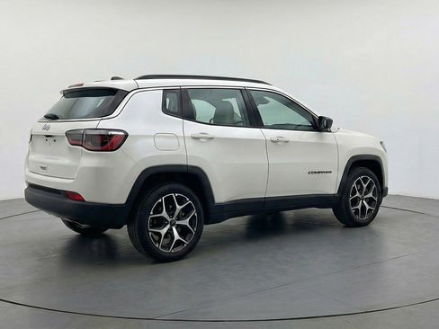 Used 2025 Jeep Compass Limited image 9