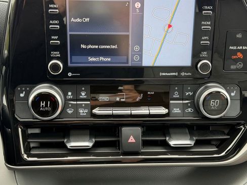 Used 2022 Toyota Highlander XLE AWD/4WD image 20