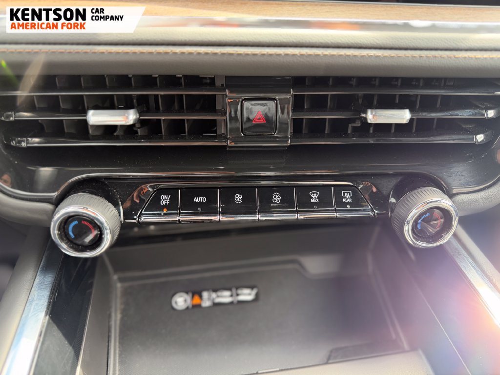 Used 2025 Chevrolet Suburban High Country AWD/4WD image 23