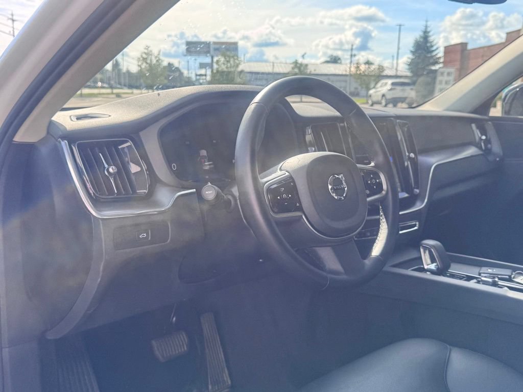 Used 2025 Volvo XC60 B5 Plus AWD/4WD image 9
