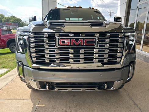 Used 2024 GMC Sierra 2500 Denali AWD/4WD image 3