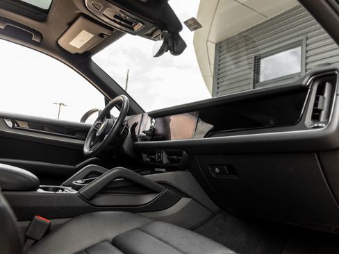 Certified 2024 Porsche Cayenne AWD/4WD image 47