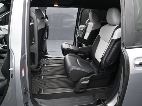 Used 2025 Toyota Sienna XSE w/ XSE Plus Package FWD image 13