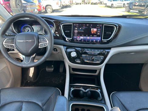 Used 2023 Chrysler Pacifica Limited AWD/4WD image 14