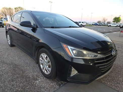 Used 2019 Hyundai Elantra SE image 1