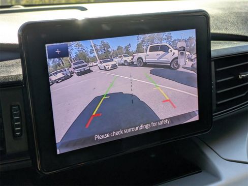 Used 2022 Ford Explorer XLT image 26