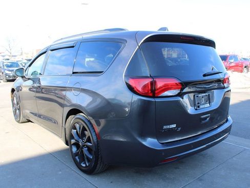 Used 2018 Chrysler Pacifica Touring-L w/ Premium Audio Group image 5