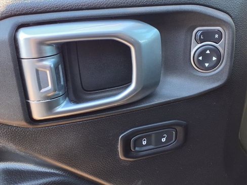 Used 2021 Jeep Wrangler Willys image 19