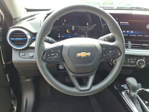 Used 2025 Chevrolet Trax LT FWD image 7