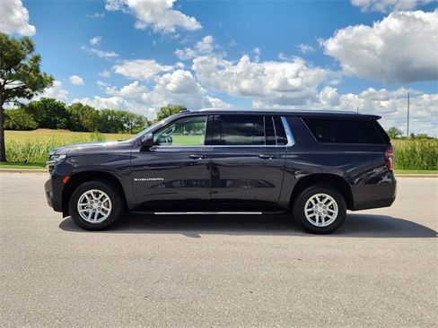 Used 2023 Chevrolet Suburban LT image 4