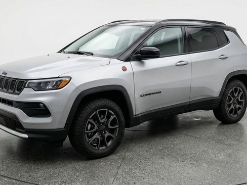 Used 2025 Jeep Compass Trailhawk AWD/4WD image 3