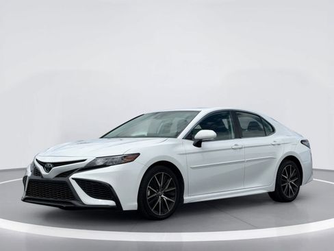 Used 2023 Toyota Camry SE w/ Audio Upgrade Package FWD image 2