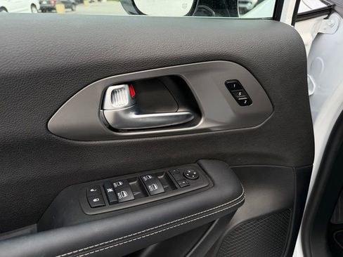 Used 2026 Chrysler Pacifica Select FWD image 14