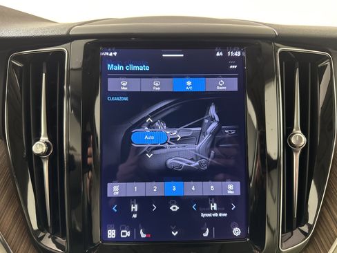 Used 2022 Volvo XC60 B5 Momentum image 16