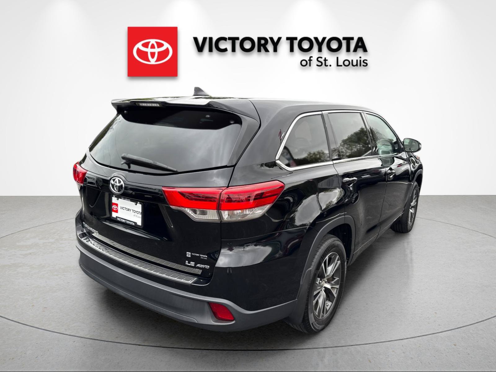 Used 2017 Toyota Highlander Plus AWD/4WD image 3