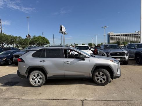 Used 2022 Toyota RAV4 LE image 4