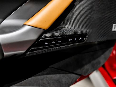 Used 2022 Ferrari SF90 Spider image 32