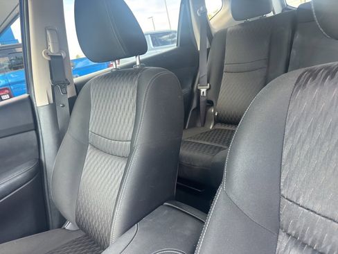 Used 2018 Nissan Rogue SV image 19