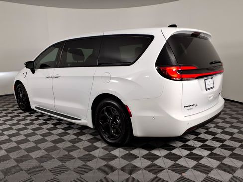 Used 2024 Chrysler Pacifica Limited FWD image 3