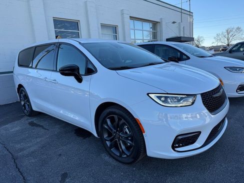 New 2026 Chrysler Pacifica Select image 4