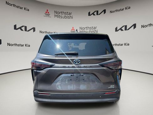 Used 2023 Toyota Sienna XLE FWD image 4