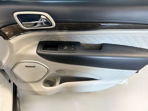 Used 2018 Jeep Grand Cherokee Summit AWD/4WD image 35
