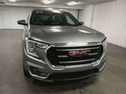 Used 2024 GMC Terrain SLE image 3