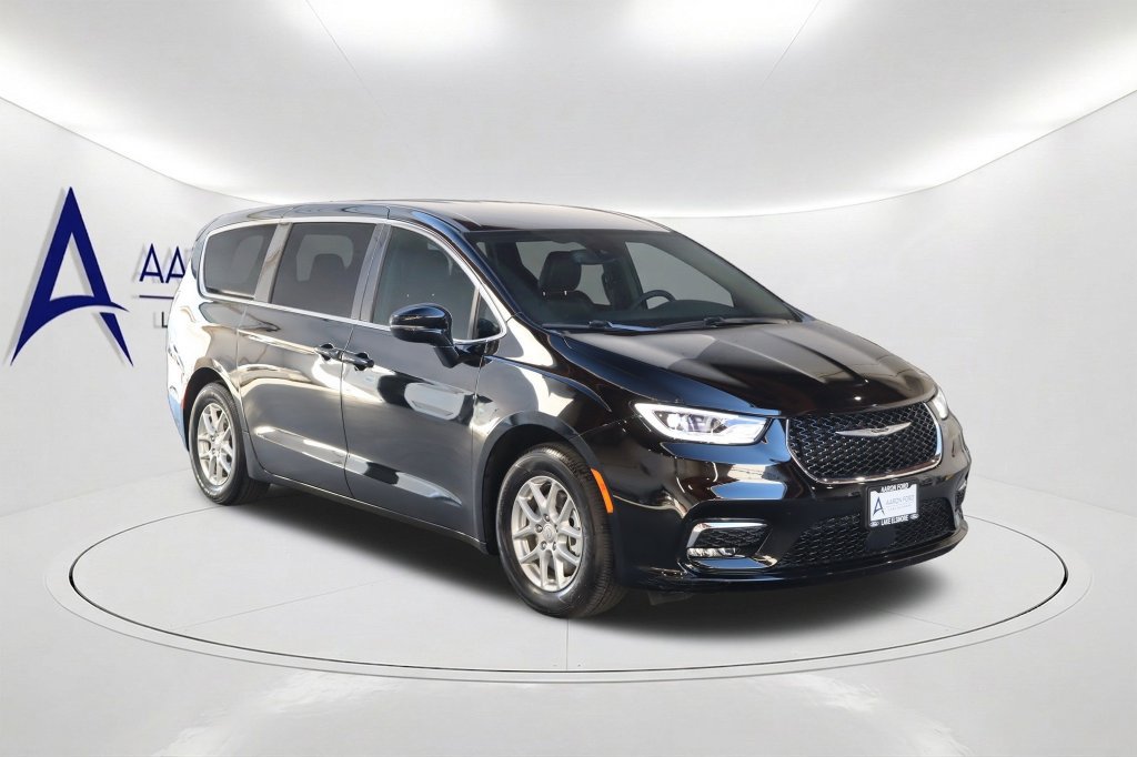 Used 2026 Chrysler Pacifica Select FWD image 3
