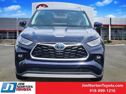 Used 2021 Toyota Highlander Platinum FWD image 2