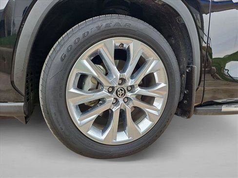 Used 2025 Toyota Highlander Limited AWD/4WD image 26