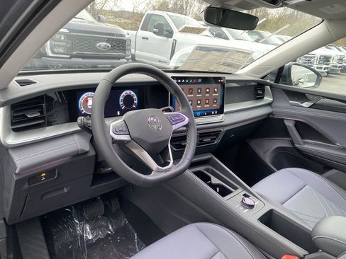 New 2025 Volkswagen Tiguan SE image 9