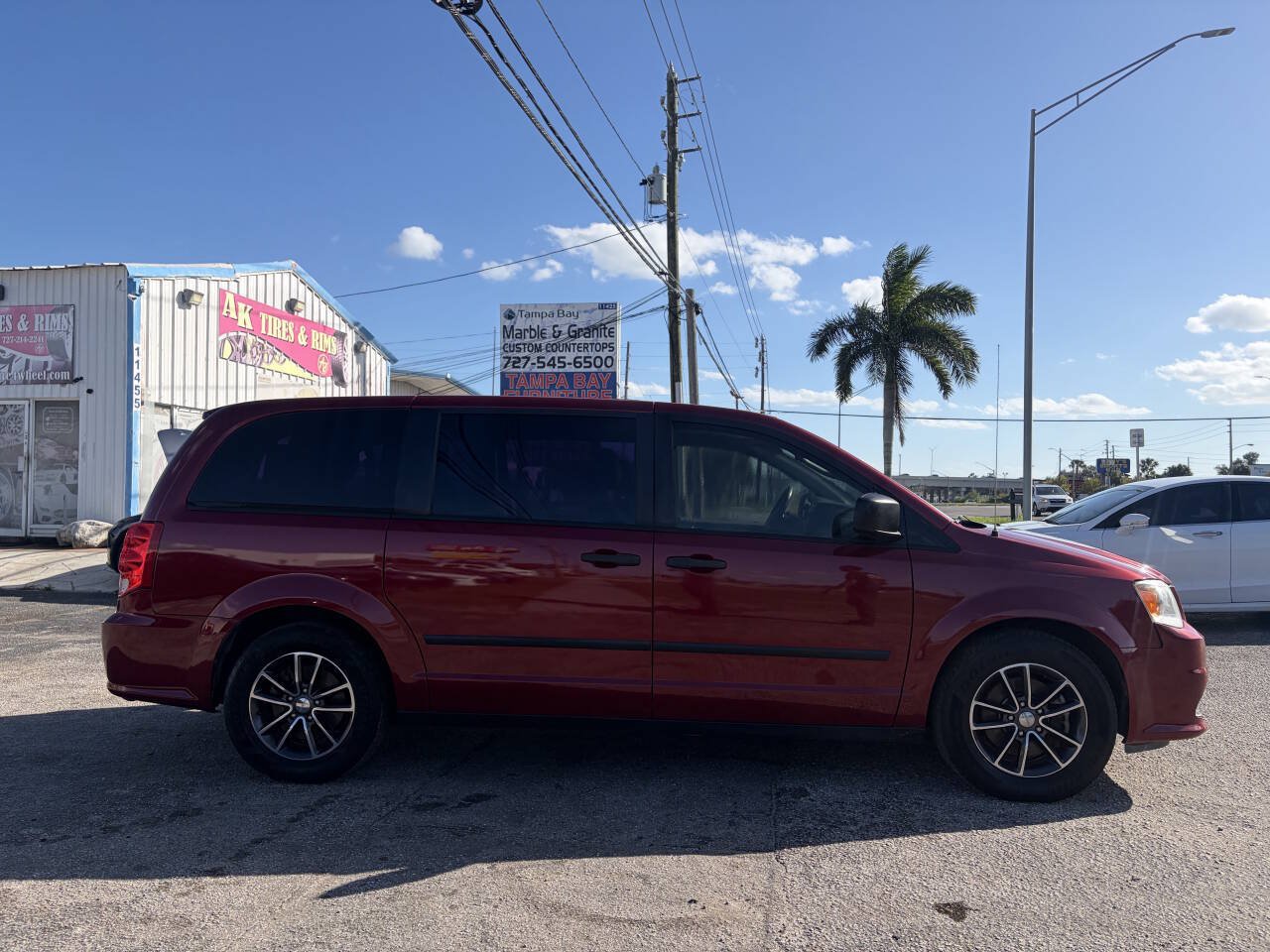 Used 2016 Dodge Grand Caravan American Value Package w/ UConnect Hands-Free Group FWD image 1
