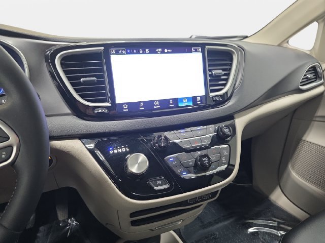 Used 2024 Chrysler Pacifica Touring-L FWD image 20