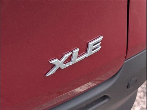 Used 2025 Toyota Sienna XLE w/ XLE Plus Package FWD image 8