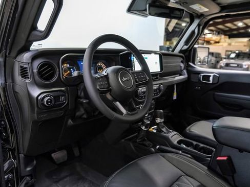 Used 2025 Jeep Gladiator Sport AWD/4WD image 13