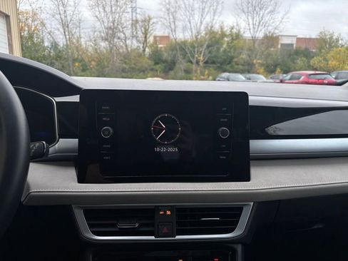 Certified 2025 Volkswagen Taos SE image 29