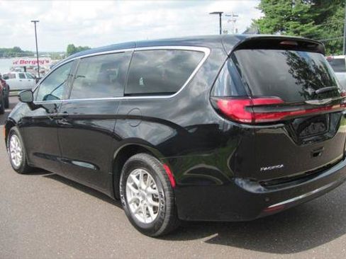 Certified 2025 Chrysler Pacifica Select FWD image 4