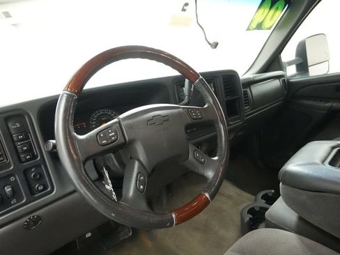 Used 2004 Chevrolet Silverado 2500 LS w/ Skid Plate Package AWD/4WD image 13