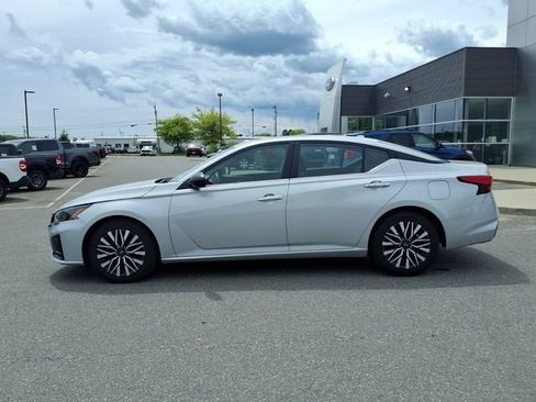 Used 2024 Nissan Altima 2.5 SV FWD image 8