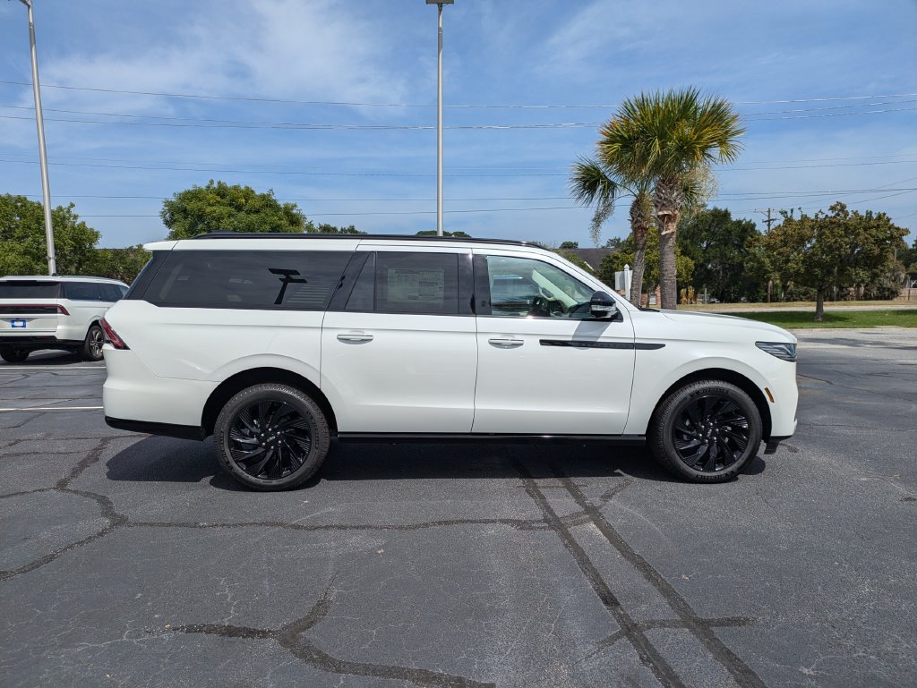 New 2027 Lincoln Navigator L Reserve w/ Jet Appearance Package AWD/4WD image 3